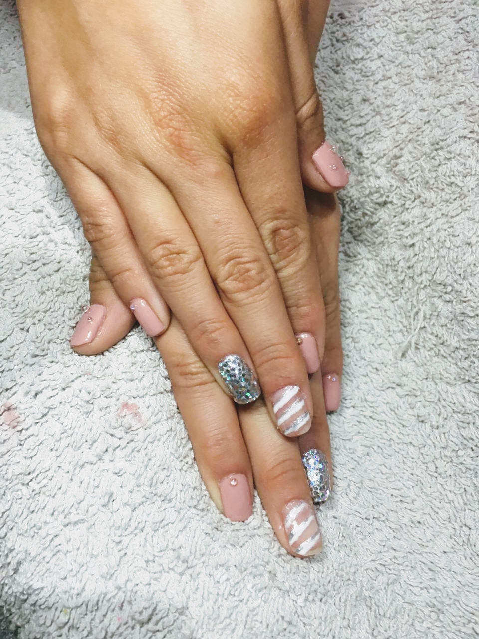 Nail art con glitter y rayas