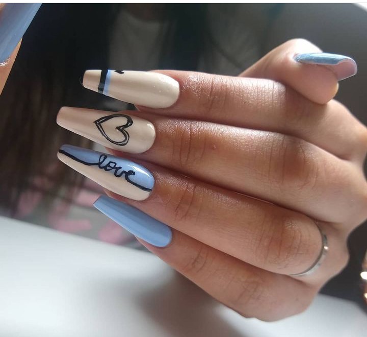 Manicura nude minimalista